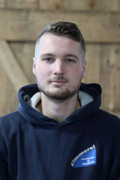 Lars-16B273DD-1217-487B-A5A0-6541D5C6A8B0-400x600